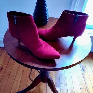 Naturalizer Giselle pointed toe heeled bootie in red